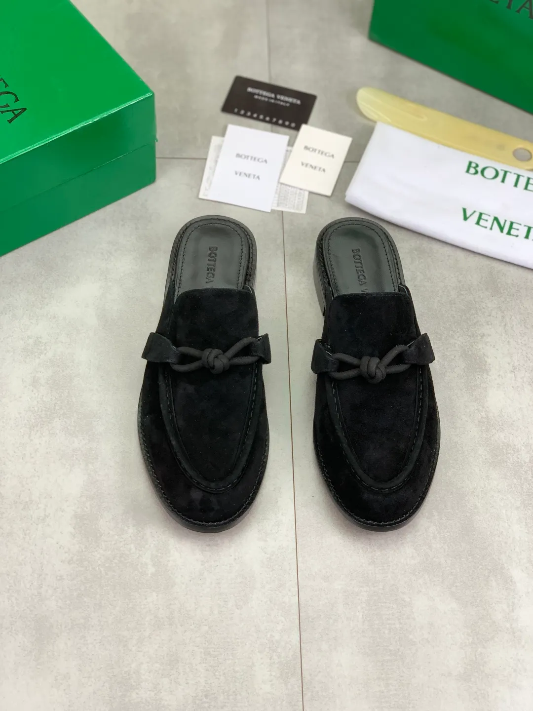 Men's shoes 💰P800 [New model] (genuine leather outsole) water-dyed cow lining 💰High-quality business couple half-slip leather shoes 💎💎💎 BOTTEGA VENETA official website synchronizes the latest top version of BV in the market, accepts material comparison, shoe type comparison, process comparison, practical and textured, versatile and suitable for any occasion, the more you look at it, the more flavorful it becomes. Purely hand-knitted craftsmanship - Upper material, calfskin imported from Italy 🇮🇹 - High-quality water-dyed cowhide lining - Original private model customized leather outsole -Size: Female 35-39 (40 ordered) Male 39-44 (38 45 can be customized) Color: Multiple colors available